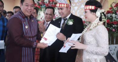 Bupati Dairi Serahkan Akta Nikah Pengantin di Sopo Godang HKBP Sidikalang