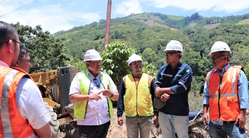 Tinjau Jalan Dusun Liren Tanah Pinem, Bupati Dairi Minta Percepat Selesai