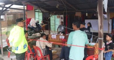 Diguyur Hujan, Kapolresta Deli Serdang Tinjau Langsung Pelaksanaan Pemungutan Suara di TPS