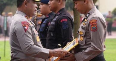 Aksi Heroik Evakuasi Korban Banjir, Personil Polresta Deli Serdang Terima Penghargaan dari Kapolda Sumut