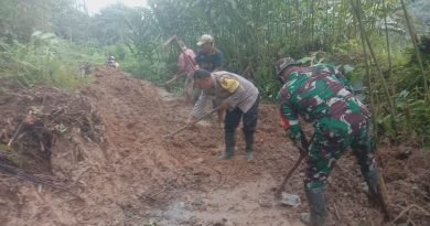 Polsek Telun Kenas dan Pihak Terkait Bertindak Cepat Bersihkan Material Longsor di STM Hilir