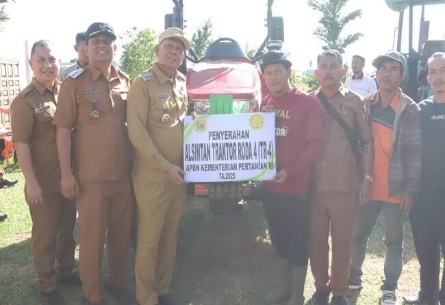 Bupati Dairi Serahkan 13 Traktor Bantuan Kementerian Pertanian untuk Dorong Produktivitas Petani