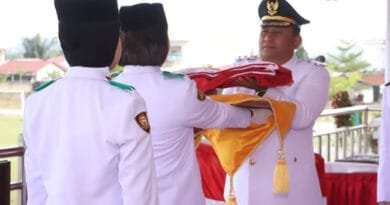 Wakil Bupati Dairi Pimpin Upacara Penurunan Bendera HUT ke-80 RI di Stadion Utama Sidikalang