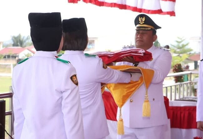 Wakil Bupati Dairi Pimpin Upacara Penurunan Bendera HUT ke-80 RI di Stadion Utama Sidikalang