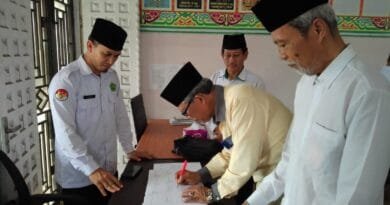 Enam Sertifikat Tanah Wakaf Sawah Resmi Diserahkan Kepada Nazhir Fosil BKMI
