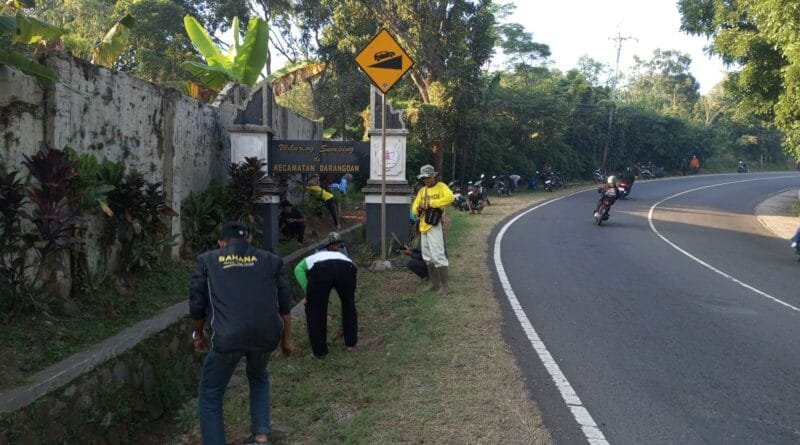 Hari Jadi Purwakarta ke-194 dan Kabupaten Purwakarta ke-57 Pemdes Nagrak Gelar Bersih-bersih Disepanjang Jalan Provinsi
