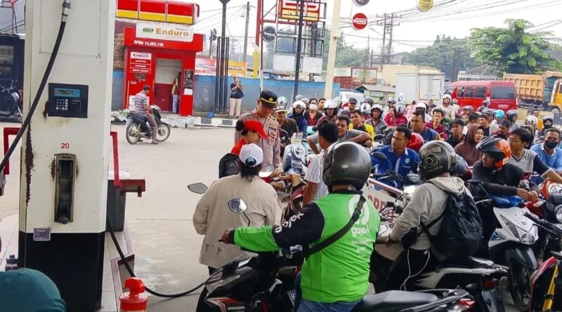 Antrean Pengisian BBM Mengular, Polresta Deli Serdang Lakukan Pengamanan dan Pengaturan Jalur Di Setiap SPBU