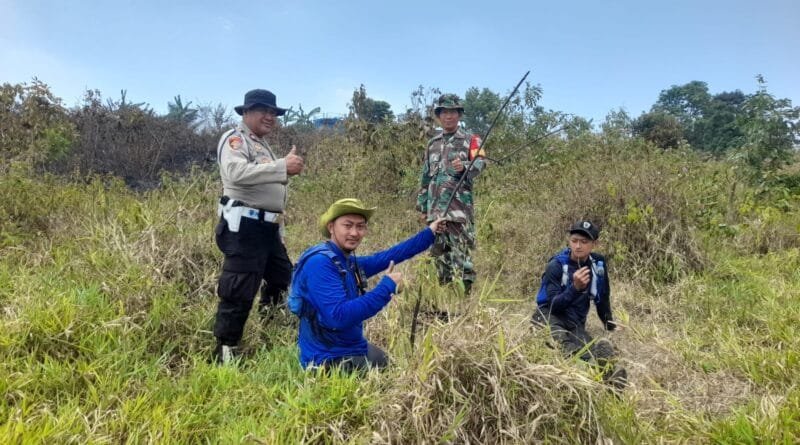Gerak Cepat Babinsa, Bhabinkamtibmas dan Pemdes Padamkan Karhutla di Desa Neglasari