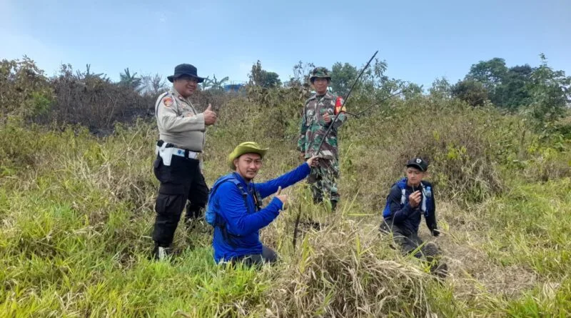 Gerak Cepat Babinsa, Bhabinkamtibmas dan Pemdes Padamkan Karhutla di Desa Neglasari