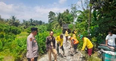 Tanggap Bencana, Polsek STM Hulu Bantu Aktifkan Jalur Alternatif Bersama Masyarakat