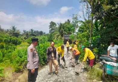 Tanggap Bencana, Polsek STM Hulu Bantu Aktifkan Jalur Alternatif Bersama Masyarakat