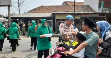 Koramil 1903/Darangdan Rutin Gelar Jumat Berkah Dengan Membagikan 200 Nasi Kotak Koramil 1903/Darangdan Rutin Gelar Jumat Berkah Dengan Membagikan 200 Nasi Kotak