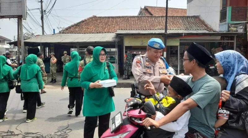 Koramil 1903/Darangdan Rutin Gelar Jumat Berkah Dengan Membagikan 200 Nasi Kotak