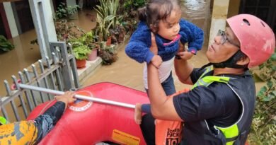 Rico Waas Gerak Cepat Tangani Banjir, BPBD Siaga Sejak Malam, Damkar Dikerahkan Bersihkan Sisa Lumpur Rico Waas Gerak Cepat Tangani Banjir, BPBD Siaga Sejak Malam, Damkar Dikerahkan Bersihkan Sisa Lumpur