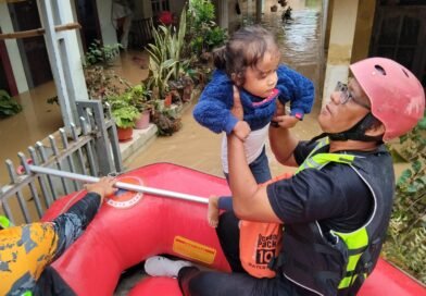 Rico Waas Gerak Cepat Tangani Banjir, BPBD Siaga Sejak Malam, Damkar Dikerahkan Bersihkan Sisa Lumpur