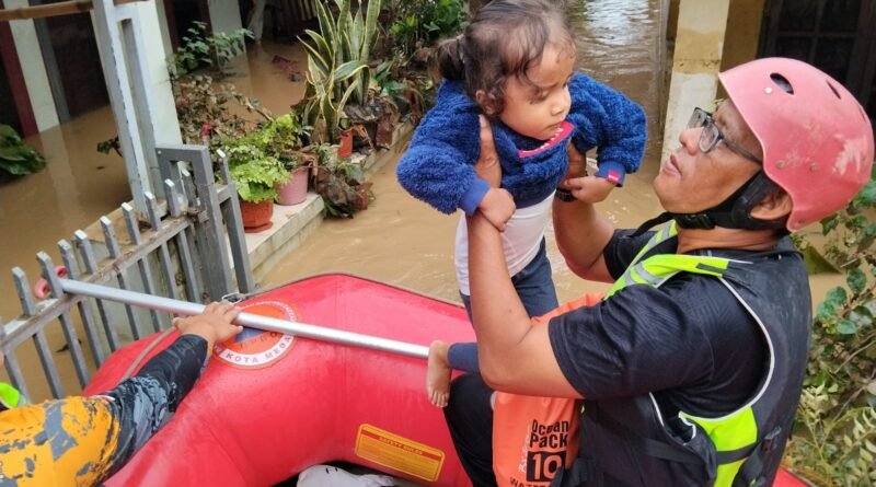 Rico Waas Gerak Cepat Tangani Banjir, BPBD Siaga Sejak Malam, Damkar Dikerahkan Bersihkan Sisa Lumpur
